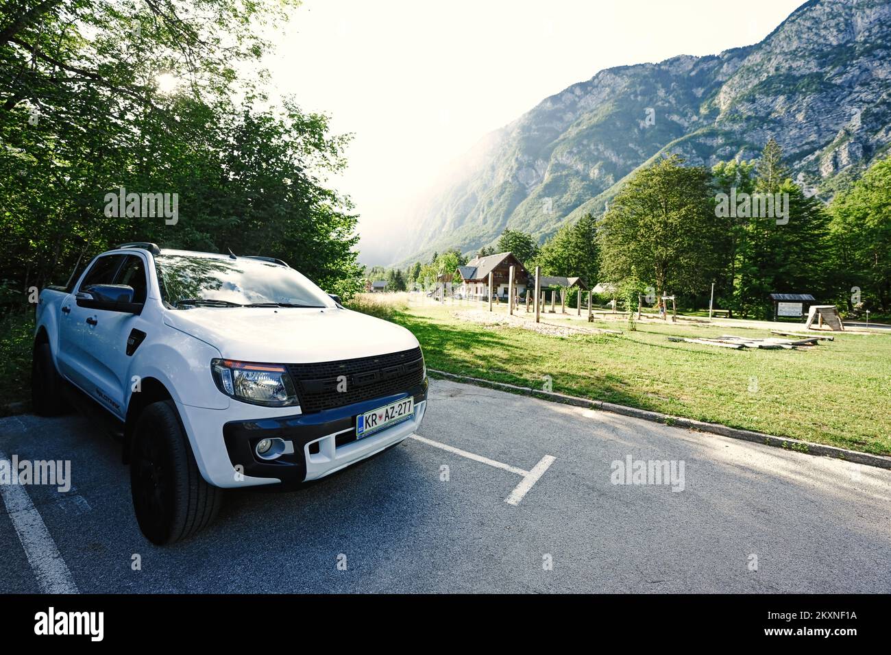 Ukanc, Slovénie - 03 juillet 2022 : Ford Ranger blanc sur le parking contre les Alpes juliennes, Ukanc, Slovénie. Banque D'Images