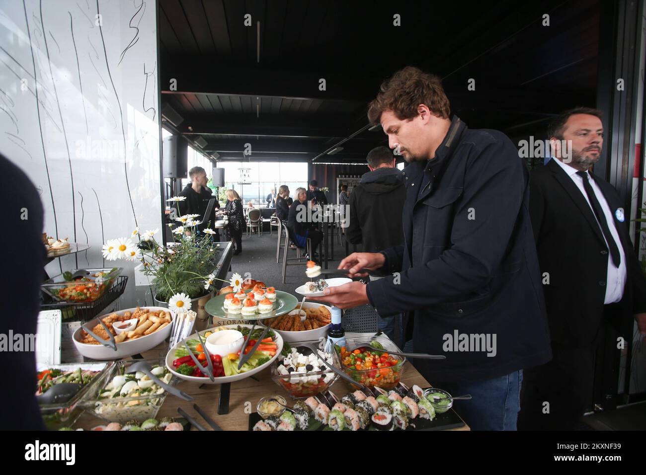 Les gens sont vus dans le restaurant latéral sur le toit de la rue Strojarska à Zagreb, Croatie, sur 13 mai. L'Association indépendante des restaurateurs, en coopération avec le siège national de la protection civile et l'Institut croate de la santé publique, a organisé le premier projet pilote - un dîner sans mesures épidémiologiques. Les personnes qui ont reçu deux doses du vaccin, qui ont récupéré de Covid dans les 180 jours, ou les personnes qui ont un test PCR négatif ou un test rapide d'antigène n'ayant pas plus de 48 heures assistent à un dîner. Une semaine après l'événement, les participants seront testés par PCR et si je l'ai fait Banque D'Images