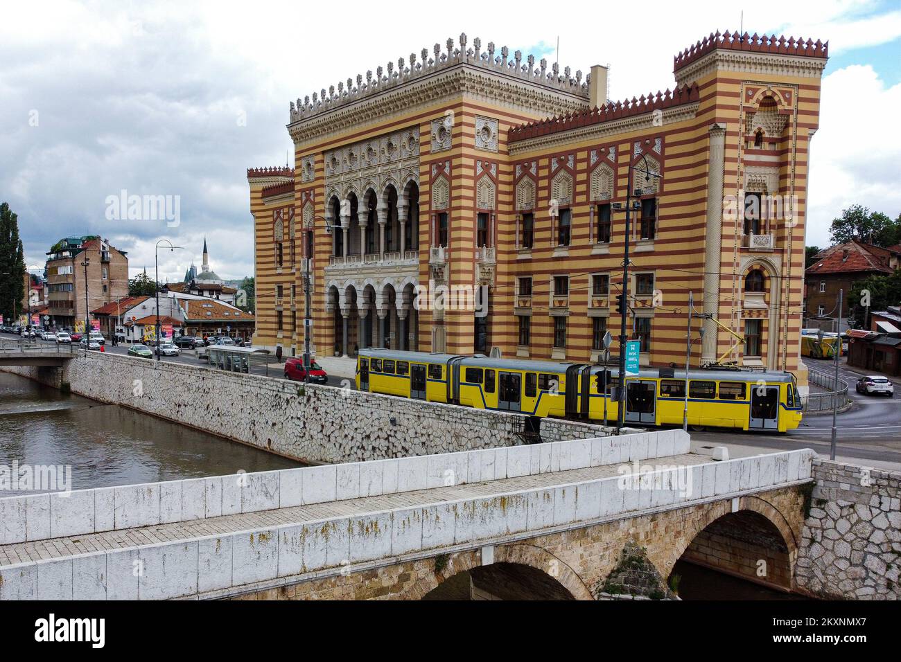 Images de drone de l'hôtel de ville de Sarajevo situé près de Bascarsija et est l'un des plus beaux et représentatifs de l'époque austro-hongroise construit dans le style pseudo-mauresque. À Sarajevo, Bosnie-Herzégovine, le 28. Mai 2021. Photo: Armin Durgut/PIXSELL Banque D'Images