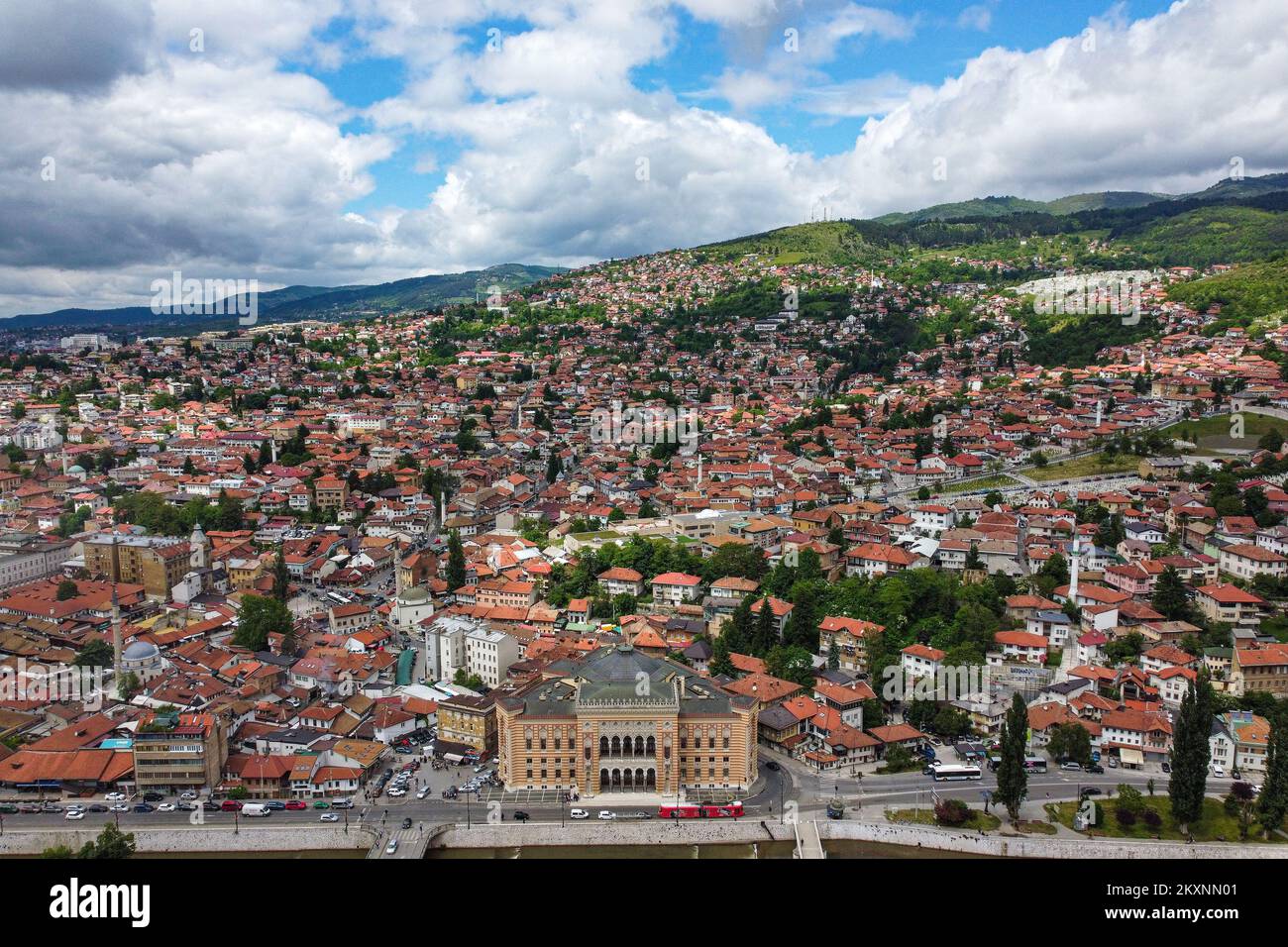 Images de drone de l'hôtel de ville de Sarajevo situé près de Bascarsija et est l'un des plus beaux et représentatifs de l'époque austro-hongroise construit dans le style pseudo-mauresque. À Sarajevo, Bosnie-Herzégovine, le 28. Mai 2021. Photo: Armin Durgut/PIXSELL Banque D'Images