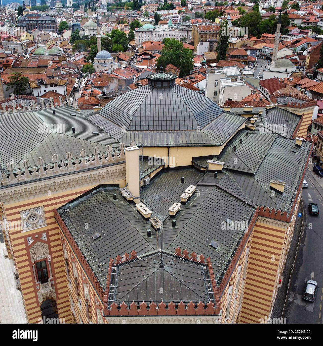 Images de drone de l'hôtel de ville de Sarajevo situé près de Bascarsija et est l'un des plus beaux et représentatifs de l'époque austro-hongroise construit dans le style pseudo-mauresque. À Sarajevo, Bosnie-Herzégovine, le 28. Mai 2021. Photo: Armin Durgut/PIXSELL Banque D'Images