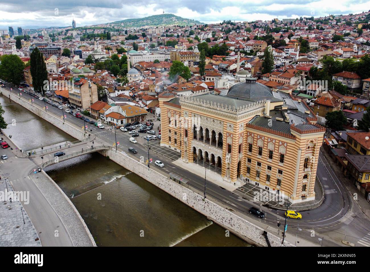 Images de drone de l'hôtel de ville de Sarajevo situé près de Bascarsija et est l'un des plus beaux et représentatifs de l'époque austro-hongroise construit dans le style pseudo-mauresque. À Sarajevo, Bosnie-Herzégovine, le 28. Mai 2021. Photo: Armin Durgut/PIXSELL Banque D'Images