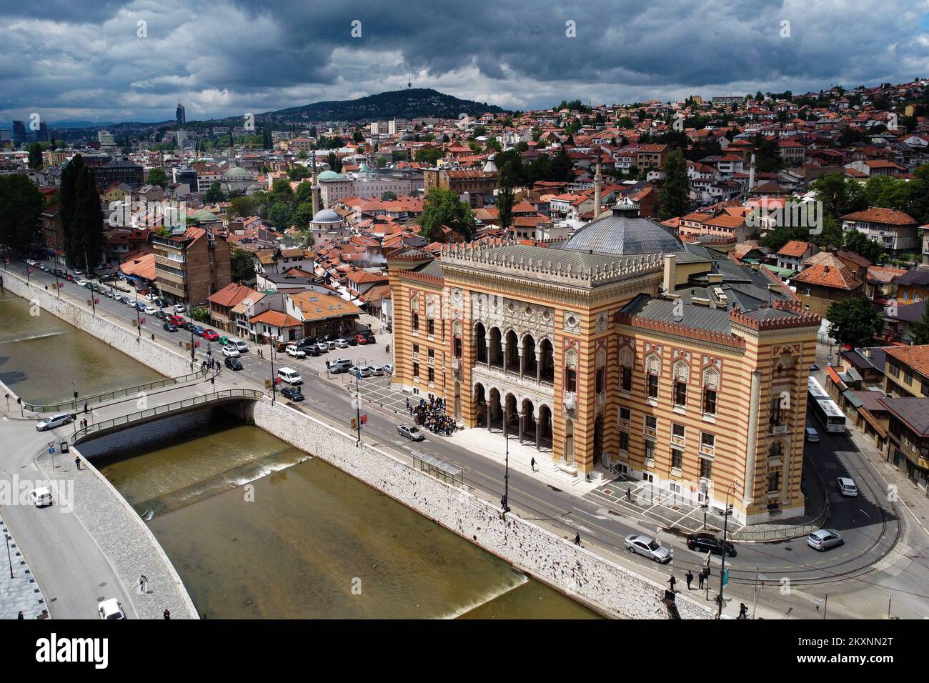 Images de drone de l'hôtel de ville de Sarajevo situé près de Bascarsija et est l'un des plus beaux et représentatifs de l'époque austro-hongroise construit dans le style pseudo-mauresque. À Sarajevo, Bosnie-Herzégovine, le 28. Mai 2021. Photo: Armin Durgut/PIXSELL Banque D'Images