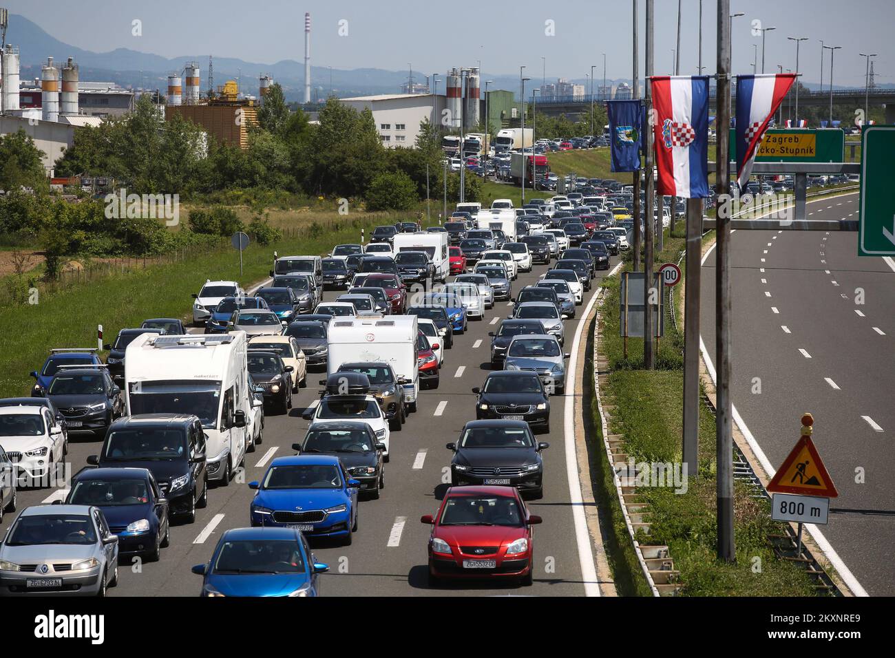 Les voitures se trouvent dans une longue queue de carrique pour entrer dans l'autoroute A1 Croatie à Lucko, Croatie sur 03 juin 2021. Croatie Célébrez la fête de Corpus Christi, festival de l'Église catholique romaine. Corpus Christi est un jour férié officiel en Croatie, de sorte que les écoles, les banques, les bureaux gouvernementaux et la plupart des entreprises privées sont fermés. Photo: Zeljko Hladika/PIXSELL Banque D'Images
