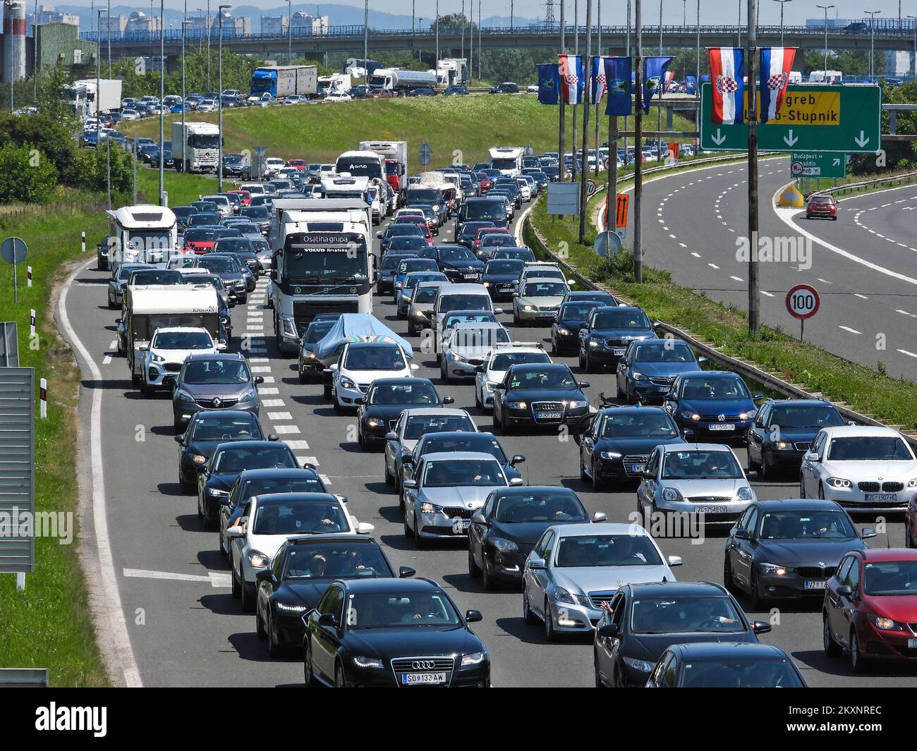 Les voitures se trouvent dans une longue queue de carrique pour entrer dans l'autoroute A1 Croatie à Lucko, Croatie sur 03 juin 2021. Croatie Célébrez la fête de Corpus Christi, festival de l'Église catholique romaine. Corpus Christi est un jour férié officiel en Croatie, de sorte que les écoles, les banques, les bureaux gouvernementaux et la plupart des entreprises privées sont fermés. Photo: Zeljko Hladika/PIXSELL Banque D'Images