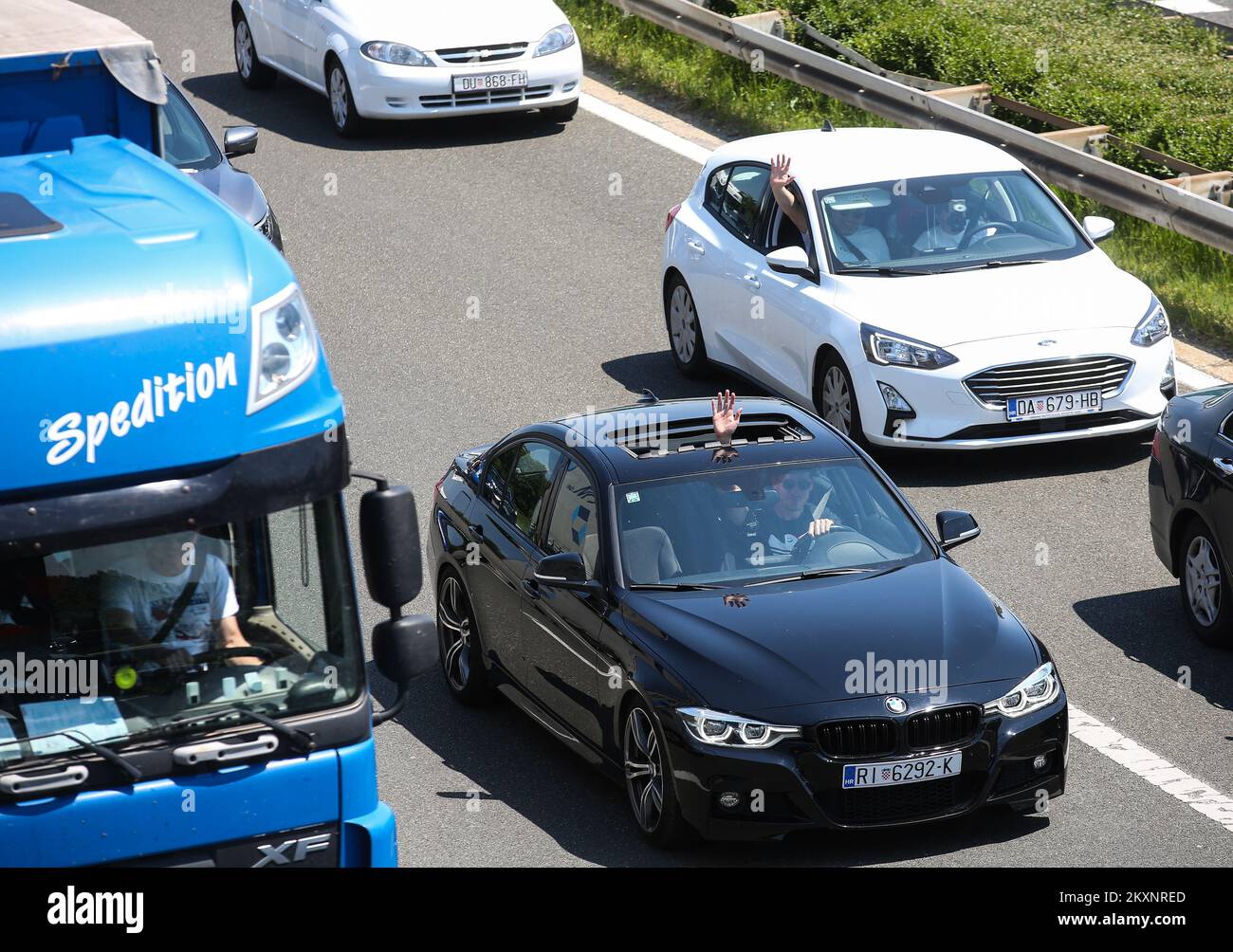 Les voitures se trouvent dans une longue queue de carrique pour entrer dans l'autoroute A1 Croatie à Lucko, Croatie sur 03 juin 2021. Croatie Célébrez la fête de Corpus Christi, festival de l'Église catholique romaine. Corpus Christi est un jour férié officiel en Croatie, de sorte que les écoles, les banques, les bureaux gouvernementaux et la plupart des entreprises privées sont fermés. Photo: Zeljko Hladika/PIXSELL Banque D'Images