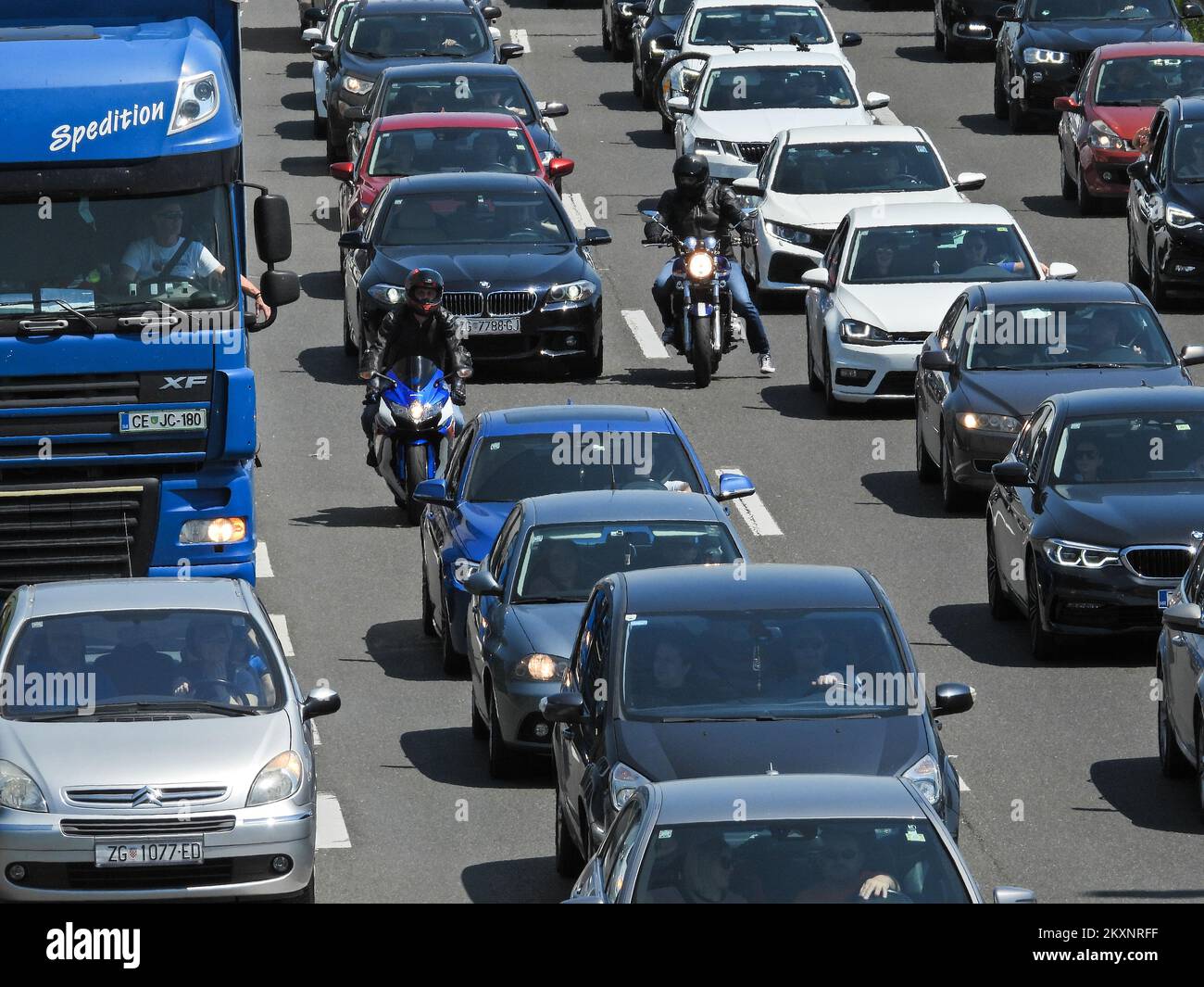 Les voitures se trouvent dans une longue queue de carrique pour entrer dans l'autoroute A1 Croatie à Lucko, Croatie sur 03 juin 2021. Croatie Célébrez la fête de Corpus Christi, festival de l'Église catholique romaine. Corpus Christi est un jour férié officiel en Croatie, de sorte que les écoles, les banques, les bureaux gouvernementaux et la plupart des entreprises privées sont fermés. Photo: Zeljko Hladika/PIXSELL Banque D'Images