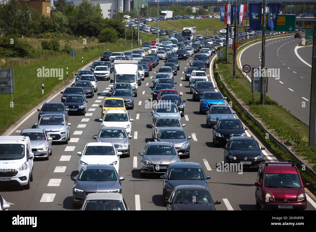 Les voitures se trouvent dans une longue queue de carrique pour entrer dans l'autoroute A1 Croatie à Lucko, Croatie sur 03 juin 2021. Croatie Célébrez la fête de Corpus Christi, festival de l'Église catholique romaine. Corpus Christi est un jour férié officiel en Croatie, de sorte que les écoles, les banques, les bureaux gouvernementaux et la plupart des entreprises privées sont fermés. Photo: Zeljko Hladika/PIXSELL Banque D'Images