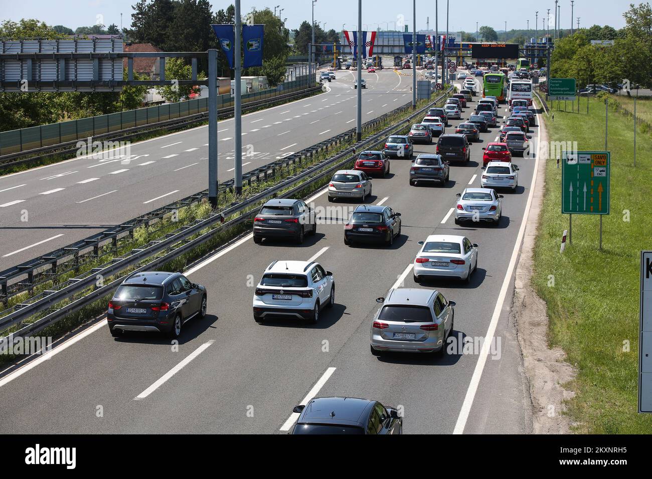 Les voitures se trouvent dans une longue queue de carrique pour entrer dans l'autoroute A1 Croatie à Lucko, Croatie sur 03 juin 2021. Croatie Célébrez la fête de Corpus Christi, festival de l'Église catholique romaine. Corpus Christi est un jour férié officiel en Croatie, de sorte que les écoles, les banques, les bureaux gouvernementaux et la plupart des entreprises privées sont fermés. Photo: Zeljko Hladika/PIXSELL Banque D'Images