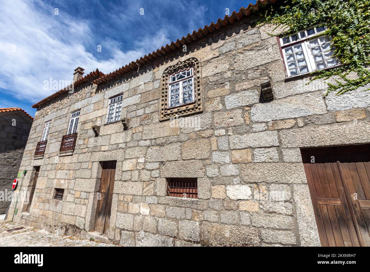 Maison avec fenêtre de style Manueline à R. Direita, Aldeias Históricas de Portugal, Linhares da Beira, Celorico da Beira, district de Guarda, Portugal Banque D'Images