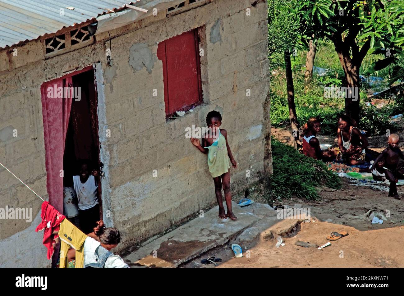 Cour et maison, à la périphérie de Kinshasa, République démocratique du Congo Banque D'Images