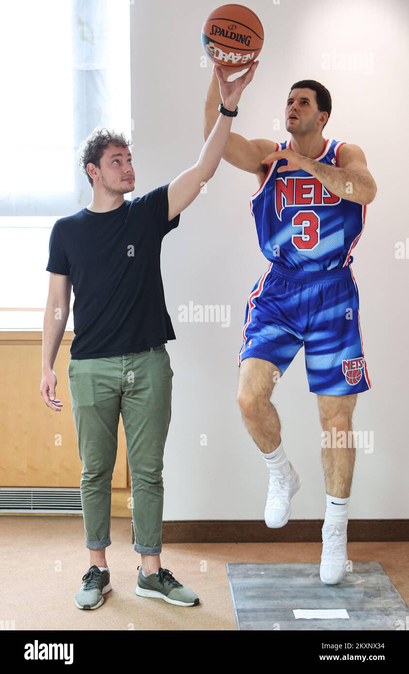 Joueur Basket Le Plus Grand La photo prise sur 7 juin 2021 montre le personnage de cire de Drazen  Petrovic, connu sous le nom de « l'art du basket-ball », le plus grand  joueur croate et l'un