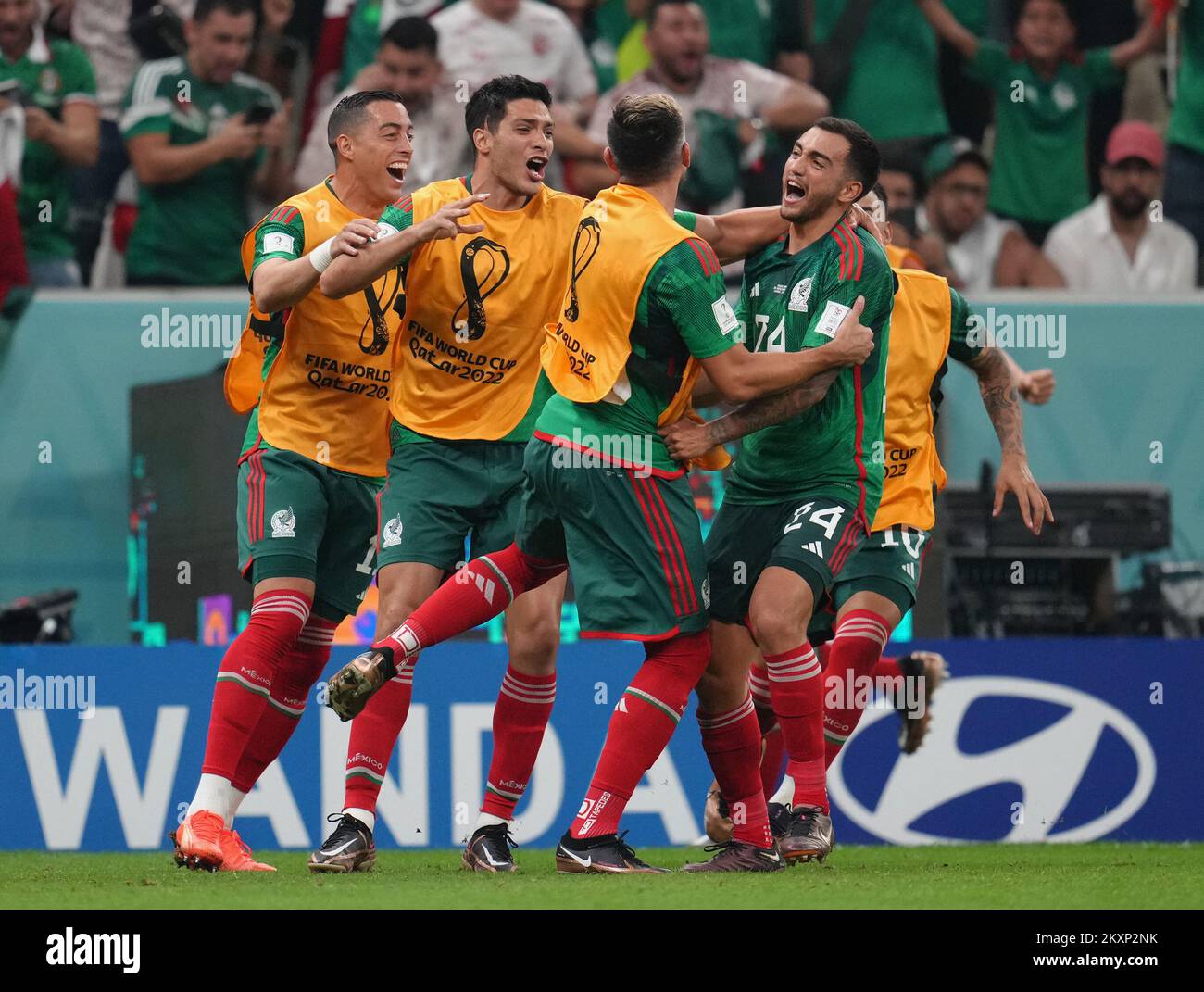 Luis Chavez (à droite), du Mexique, célèbre le deuxième but de son équipe lors du match du groupe C de la coupe du monde de la FIFA au stade Lusail à Lusail, au Qatar. Date de la photo: Mercredi 30 novembre 2022. Banque D'Images