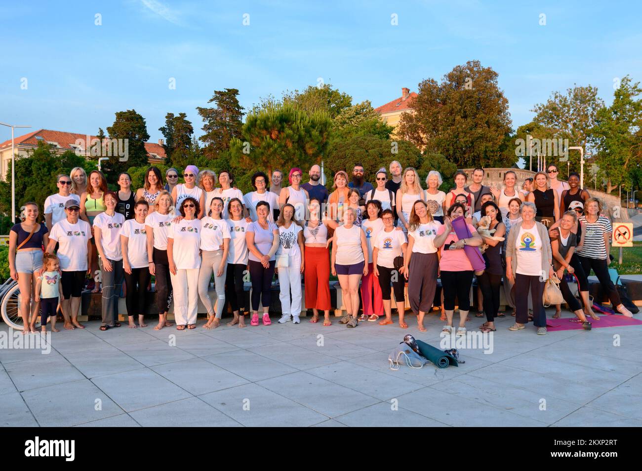 Les gens pratiquent le yoga pendant que le soleil se couche au monument de l'accueil au soleil dans le cadre de la célébration de la Journée de yoga inertielle à Zadar, Croatie sur 17 juin 2021. Le monument est conçu par l'architecte croate Nikola Basic. Il symbolise la communication avec la nature et communique avec la lumière. Photo: Dino Stanin/PIXSELL Banque D'Images