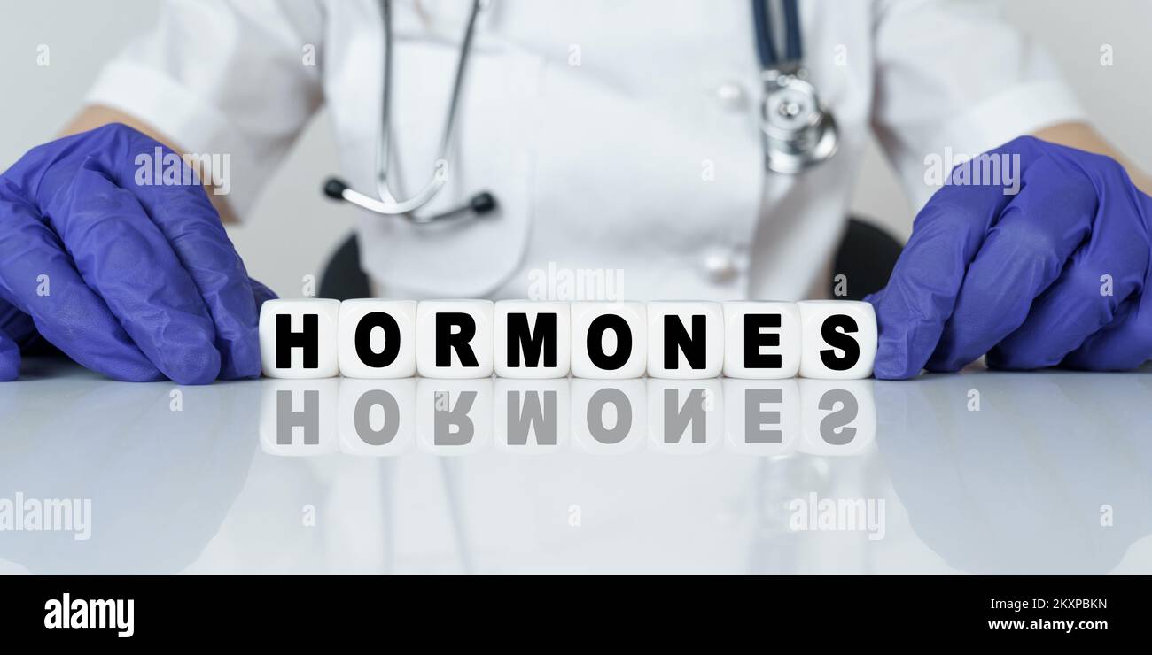 Médecine et concept de santé. Le médecin a mis un mot de cubes HORMONES Banque D'Images