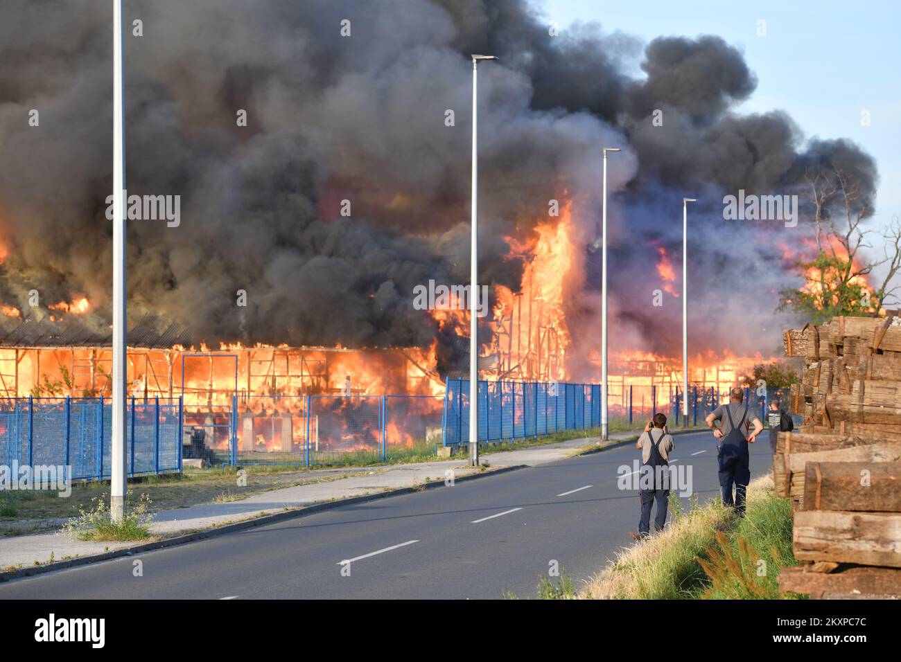 Mardi soir sur 29 juin 2021., un incendie a éclaté dans l'entrepôt en bois de la société croate de broyage Cakovecki mlinovi (usines de Cakovec), à Cakovec, en Croatie. Photo: Vjeran Zganec-Rogulja/PIXSELL Banque D'Images