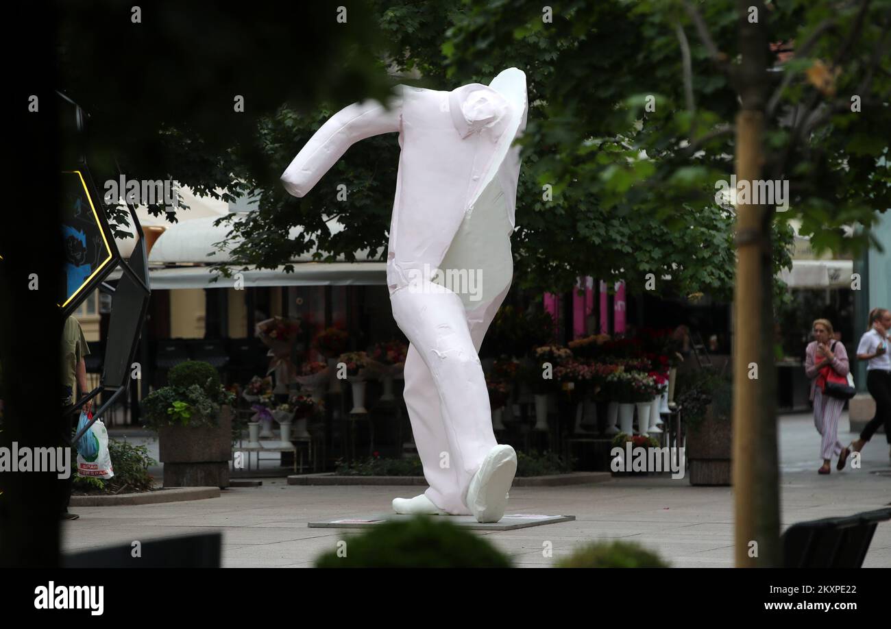 Une sculpture appelée sans titre par le célèbre artiste autrichien Erwin Wurm vu sur la place Petar Preradovic, à Zagreb, Croatie, sur 5 juillet 2021 photo: Sanjin Strukic/PIXSELL Banque D'Images