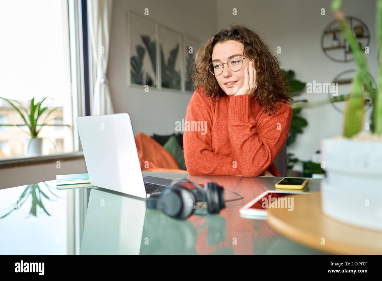 Jeune femme étudiant utilisant un ordinateur portable regardant l'apprentissage en ligne d'ordinateur à la maison. Banque D'Images