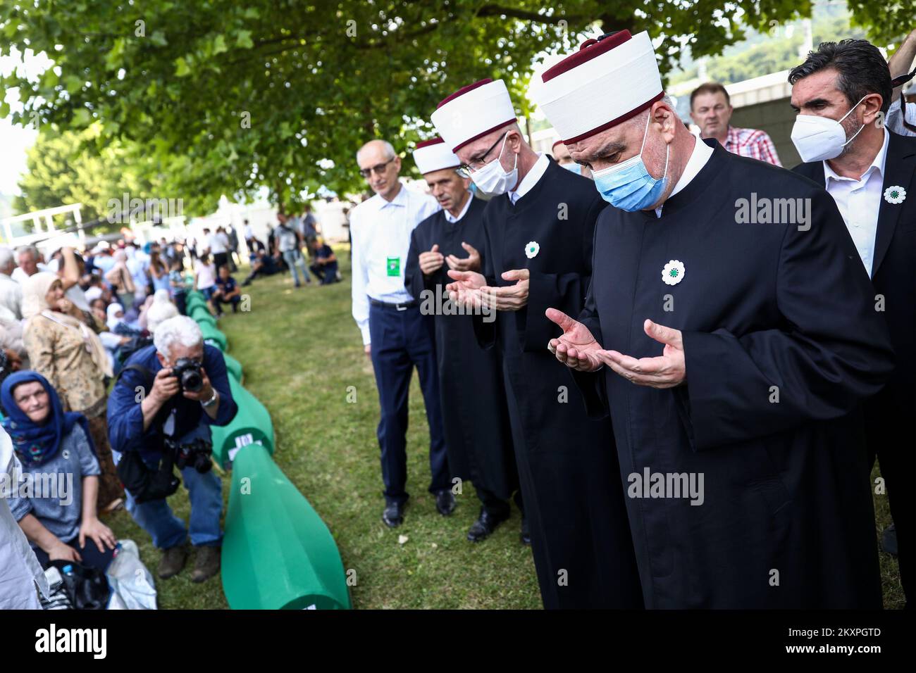 La Bosnie marque le 26th anniversaire du génocide de Srebrenica. Après les funérailles, l'enterrement de 19 victimes nouvellement identifiées du génocide de Srebrenica a été achevé. Des milliers de personnes en Bosnie-Herzégovine se sont rassemblées pour commémorer le massacre de Srebrenica de 1995, seul génocide reconnu en Europe depuis la Seconde Guerre mondiale, et enterrer 19 victimes nouvellement identifiées., à Potocari, en Bosnie-Herzégovine, sur 11 juillet 2021. Photo: Armin Durgut/PIXSELL Banque D'Images