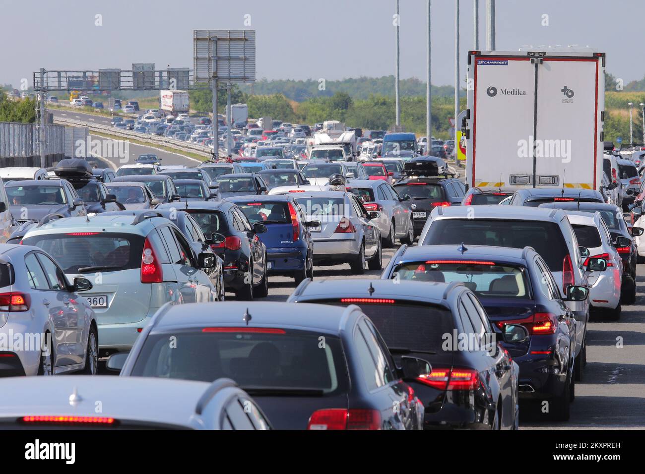 Des voitures vous attendent à la station de péage de Zagreb sur 24 juillet 2021. A la station de péage de Lucko, il y avait de grandes foules dans les deux directions depuis le début de la matinée en raison du week-end étonnant d'aller à la mer. Photo: Tomislav Miletic/PIXSEL Banque D'Images