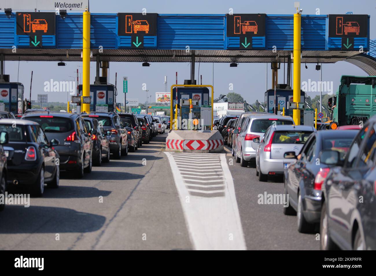 Des voitures vous attendent à la station de péage de Zagreb sur 24 juillet 2021. A la station de péage de Lucko, il y avait de grandes foules dans les deux directions depuis le début de la matinée en raison du week-end étonnant d'aller à la mer. Photo: Tomislav Miletic/PIXSEL Banque D'Images