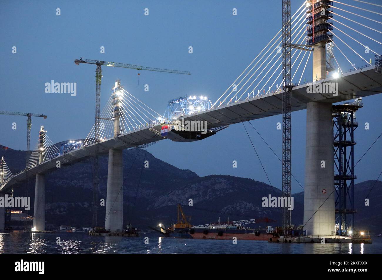 Avec l'installation du dernier segment de 165th de la travée en acier du pont Peljesac mercredi soir, le pont sera finalement réuni de Komarna à Brijesta et fournira un lien routier attendu depuis longtemps entre la partie la plus méridionale de la Croatie et le reste du pays, un projet qui n'était ni facile ni sans obstacles. Les travaux sur le pont de 2,4 kilomètres reliant la péninsule de Peljesac en Croatie au continent pour contourner un court tronçon de la côte bosniaque de la ville de Neum ont commencé il y a trois ans. Le projet a une valeur de â‚ â 550 millions. Le pont a été construit par Chine Banque D'Images