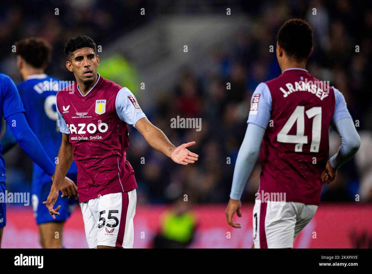 Cardiff, Royaume-Uni. 30th novembre 2022. Arjan Raikhy de Aston Villa célèbre son premier but de côtés marqué par Jacob Ramsey de Aston Villa. Cardiff City v Aston Villa au Peter Whittingham Memorial Match au Cardiff City Stadium le 30th novembre 2022. Crédit : Lewis Mitchell/Alay Live News Banque D'Images