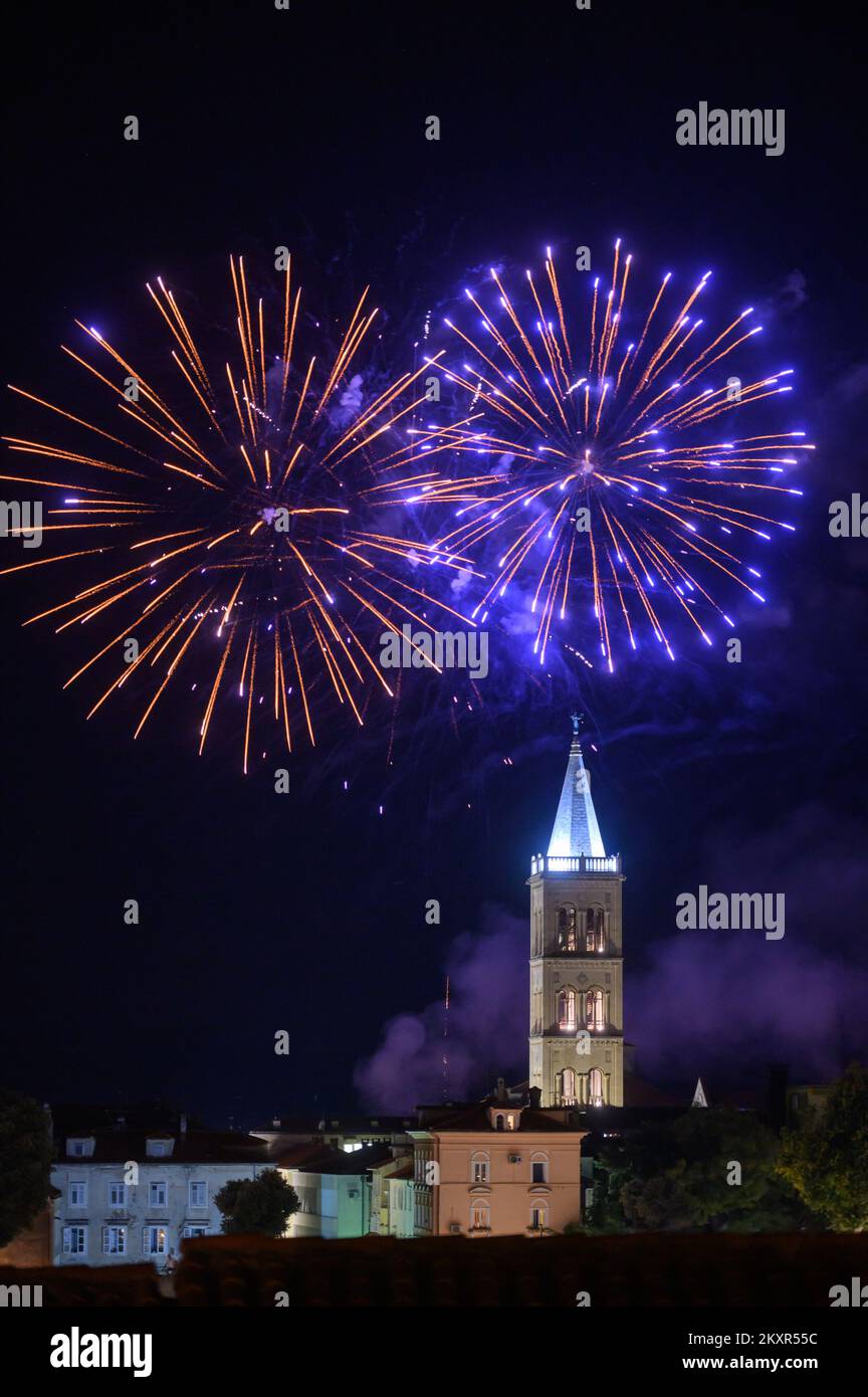 Des feux d'artifice sont visibles au-dessus de la cathédrale Saint-Laurent Anastasia dans le cadre de la célébration du 26th anniversaire de la victoire et du jour de Thanksgiving de Homeland et du jour des défenseurs croates. Photo: Dino Stanin/PIXSELL Banque D'Images