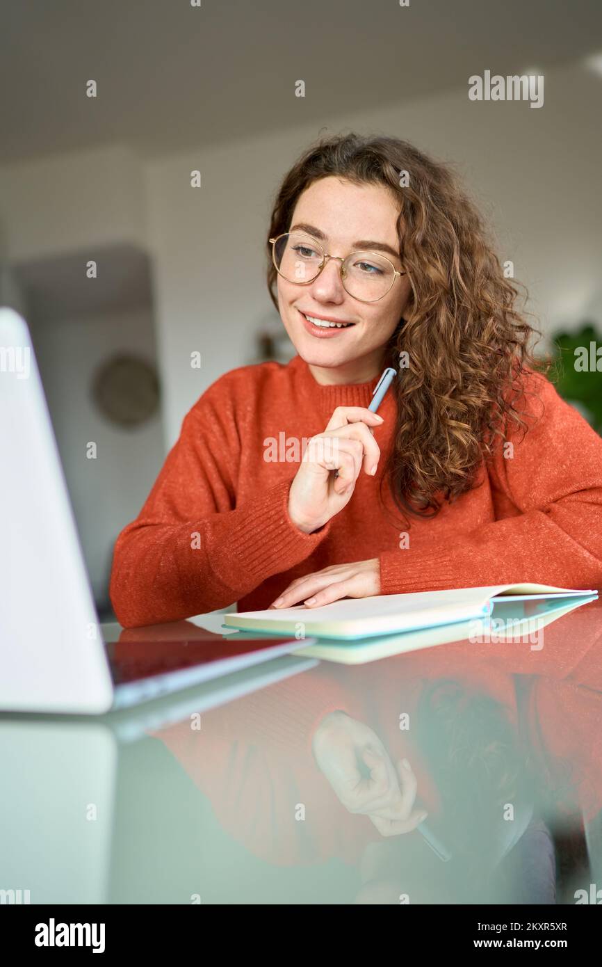 Jeune femme étudiant utilisant un ordinateur portable regardant l'apprentissage en ligne d'ordinateur à la maison. Banque D'Images