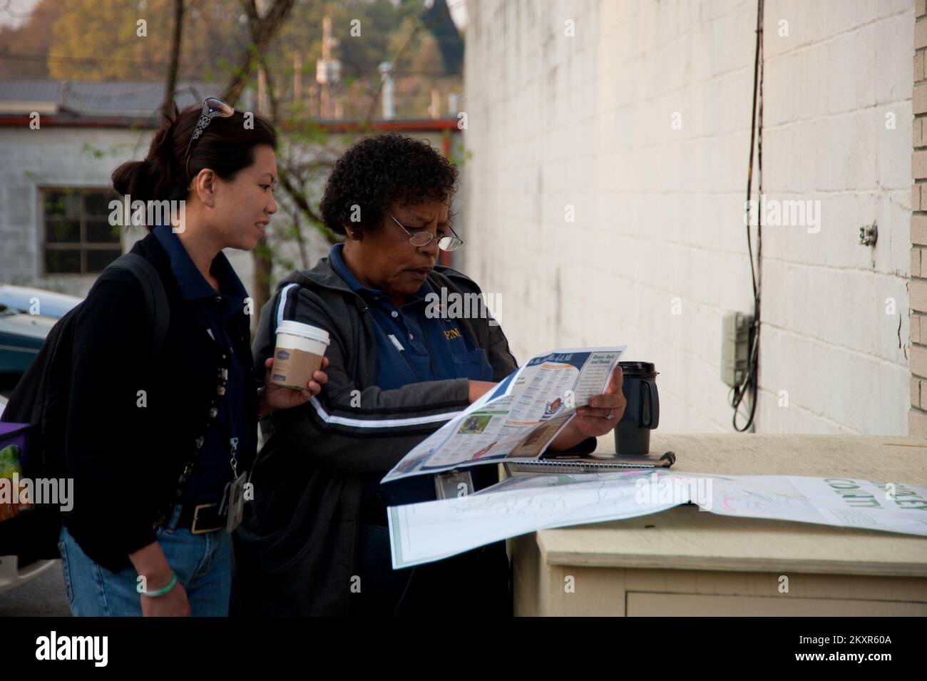 Tornade violente tempête - Cleveland, Tennessee. , Les spécialistes des relations communautaires de l'20 mars 2012 Kim Bui et Vera Newsome utilisent une carte pour identifier les zones endommagées par les tempêtes afin de planifier leur travail pour la journée. Les équipes de la FEMA et des relations communautaires de l'État sont sur le terrain au Tennessee et fournissent des informations sur l'enregistrement et l'aide aux survivants de la tempête. Tennessee : tempêtes, tornades, vents en ligne droite et inondations. Photographies relatives aux programmes, aux activités et aux fonctionnaires de gestion des catastrophes et des situations d'urgence Banque D'Images