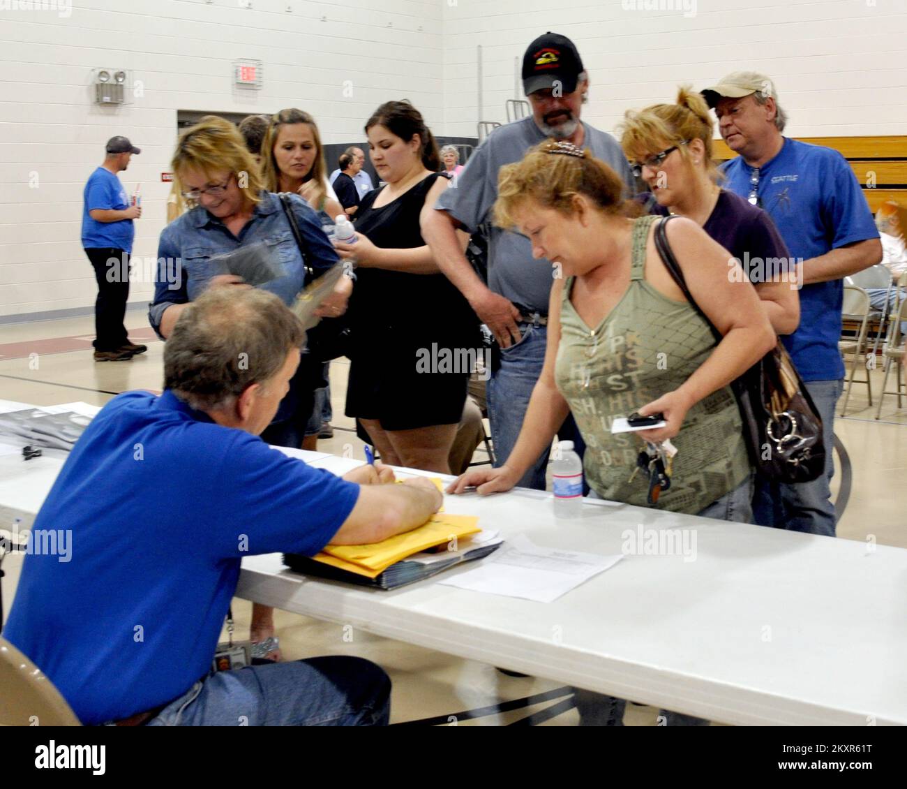 Les survivants cherchent des informations après la réunion. Tempêtes, tornades, vents de la ligne droite et inondations dans le Kentucky. Photographies relatives aux programmes, aux activités et aux fonctionnaires de gestion des catastrophes et des situations d'urgence Banque D'Images