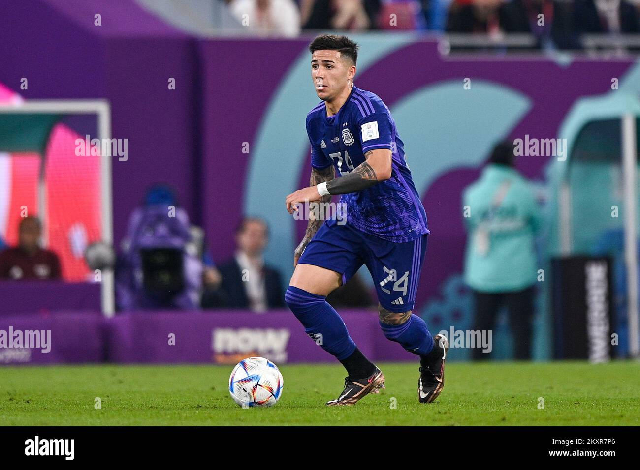 Doha, Qatar. 30th novembre 2022. DOHA, QATAR - NOVEMBRE 30: Enzo Fernandez de l'Argentine court avec le ballon pendant le groupe C - coupe du monde de la FIFA Qatar 2022 match entre la Pologne et l'Argentine au stade 974 sur 30 novembre 2022 à Doha, Qatar (photo par Pablo Morano/BSR Agency) crédit: BSR Agency/Alay Live News Banque D'Images