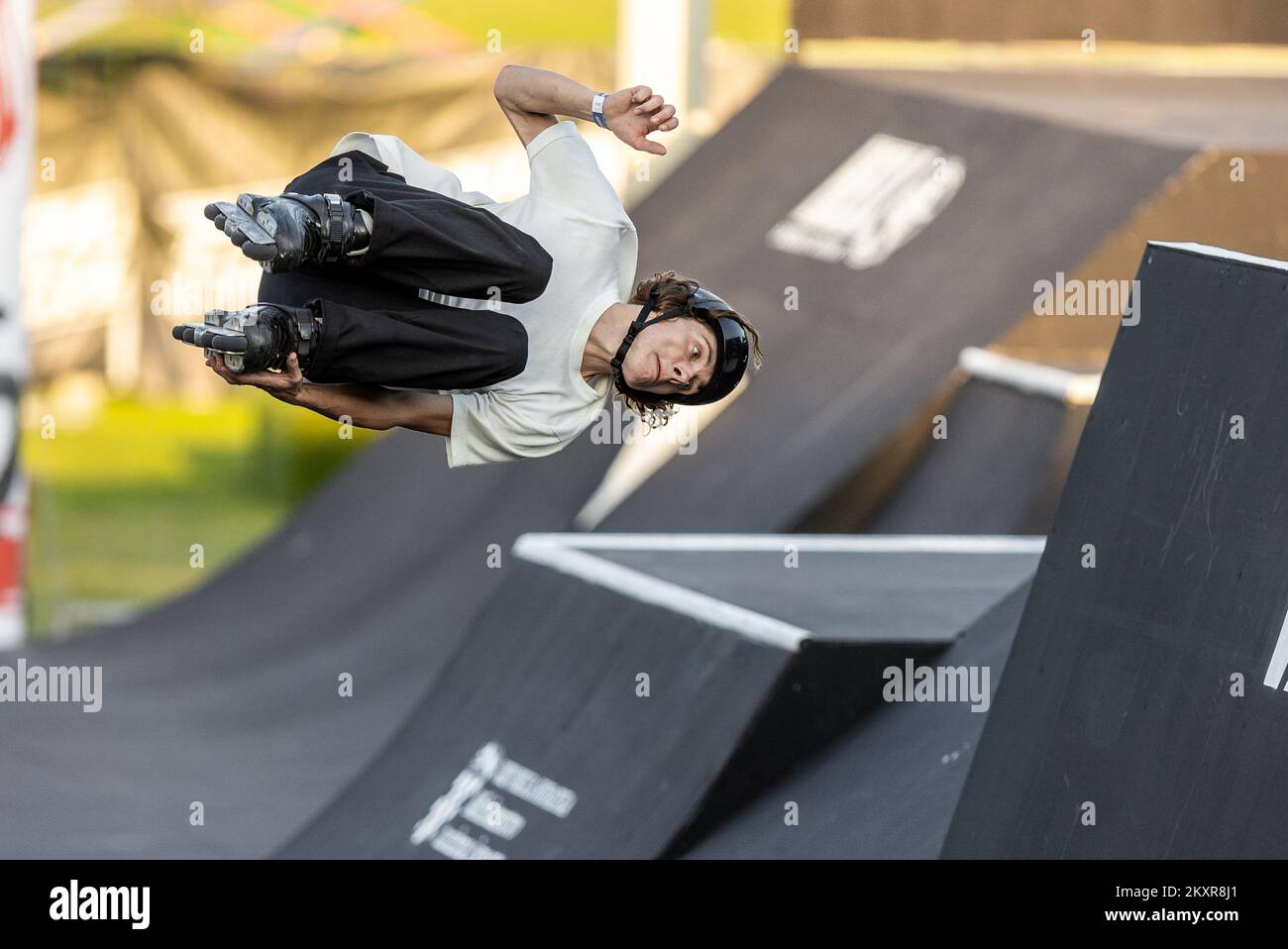 12 août 2021, Osijek - Parc de skate sur la rive gauche de la rivière Drava. Joe William Atkinson effectue une manœuvre au Pannonian Challenge 22. Concurrence en ligne. Photo: Davor Javorovic/PIXSELL Banque D'Images