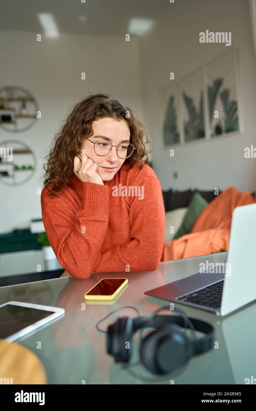 Jeune femme étudiant utilisant un ordinateur portable regardant l'apprentissage en ligne d'ordinateur à la maison. Banque D'Images
