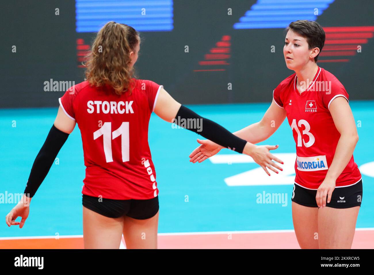 ZADAR, CROATIE - AOÛT 19 : Maja Storck et Oriane HÃ¤mmerli de Suisse célèbrent les points lors du match CEV EuroVolley 2021 Pool C entre la Croatie et la Suisse à la salle Kresimir Cosic du centre sportif de Visnjik sur 19 août 2021 à Zadar, Croatie. Photo: Luka Stanzl/PIXSELL Banque D'Images