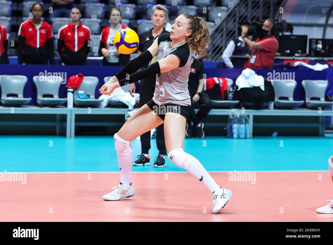 ZADAR, CROATIE - AOÛT 21 : Maja Storck de Suisse reçoit le ballon lors du match CEV EuroVolley 2021 Pool C entre la Hongrie et la Suisse au Kresimir Cosic Hall du centre sportif de Visnjik sur 21 août 2021 à Zadar, Croatie. Photo: Luka Stanzl/Pixsell Banque D'Images