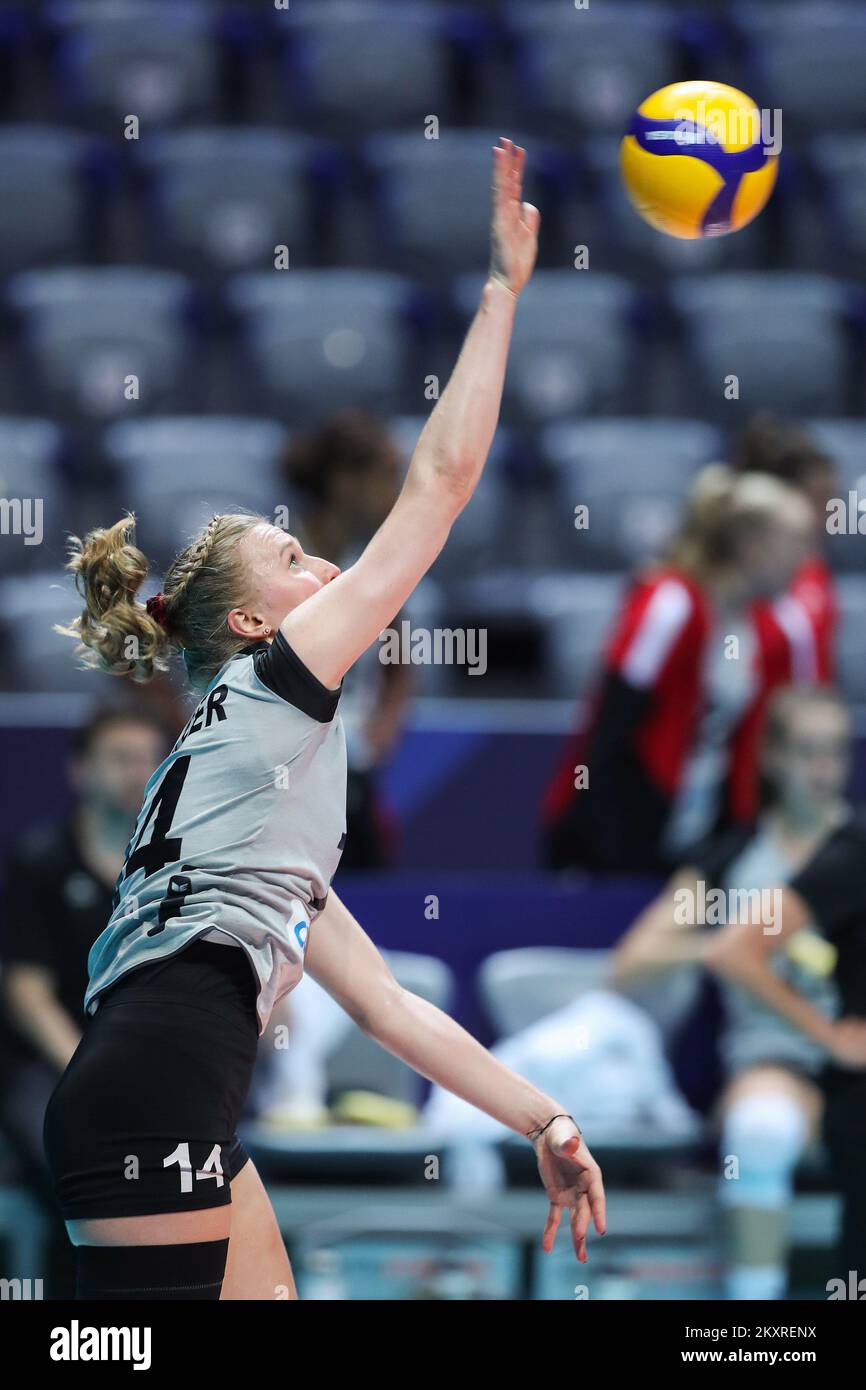 ZADAR, CROATIE - AOÛT 21 : Laura Kunzler de Suisse sert pendant le match CEV EuroVolley 2021 Pool C entre la Hongrie et la Suisse à la salle Kresimir Cosic à Visnjik Sports Center on 21 août 2021 à Zadar, Croatie. Photo: Luka Stanzl/Pixsell Banque D'Images