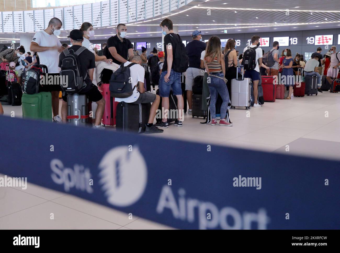 Une foule de passagers est visible dans le hall de la déprature de l'aéroport de Split à Kastel Stafilic, en Croatie, le dimanche 22 août 2021. Photo: Ivo Cagalj/PIXSELL Banque D'Images