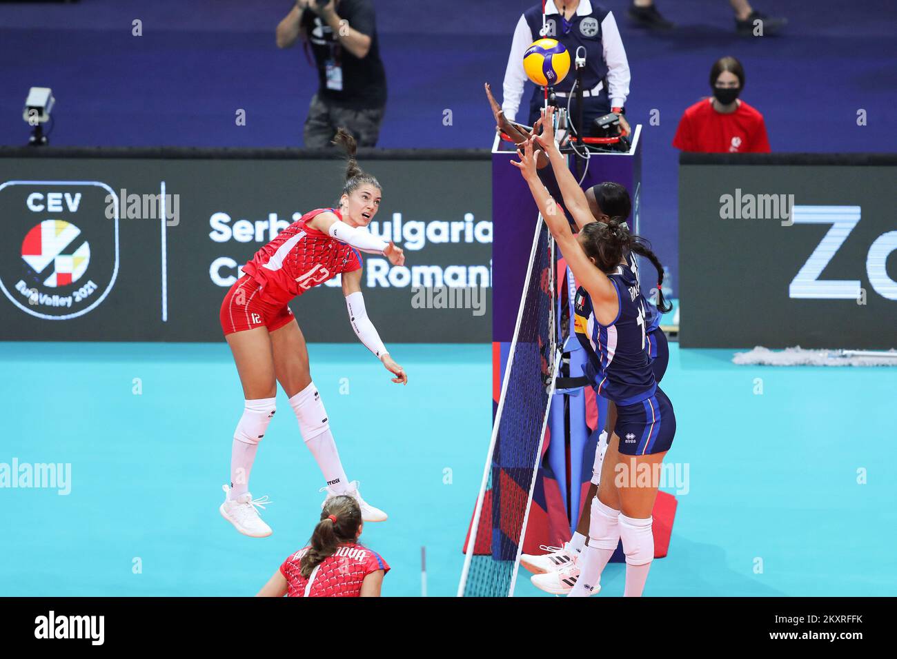 ZADAR, CROATIE - AOÛT 23 : Nikola Radosova de Sloavkia pointes lors du match de la CEV EuroVolley 2021 Pool C entre la Slovaquie et l'Italie au Kresimir Cosic Hall du centre sportif de Visnjik sur 23 août 2021 à Zadar, Croatie. Photo: Luka Stanzl/PIXSELL Banque D'Images