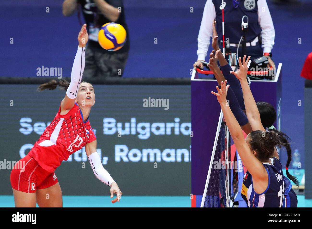 ZADAR, CROATIE - AOÛT 23 : Nikola Radosova de Sloavkia pointes lors du match de la CEV EuroVolley 2021 Pool C entre la Slovaquie et l'Italie au Kresimir Cosic Hall du centre sportif de Visnjik sur 23 août 2021 à Zadar, Croatie. Photo: Luka Stanzl/PIXSELL Banque D'Images