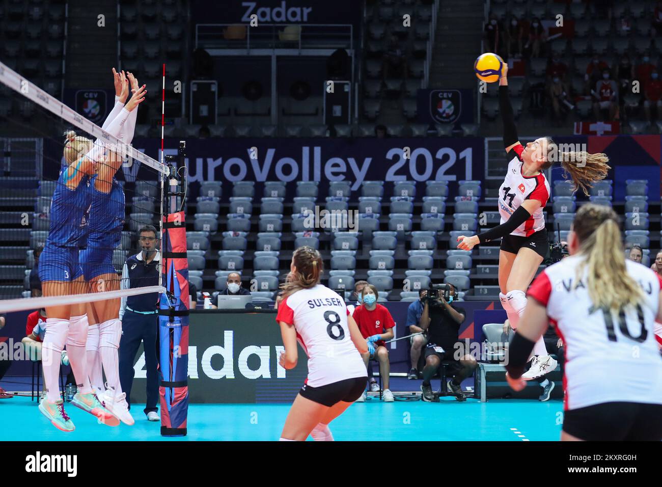 ZADAR, CROATIE - AOÛT 23: Maja Storck de Suisse pointes pendant le match CEV EuroVolley 2021 Pool C entre la Suisse et le Bélarus au Kresimir Cosic Hall du Centre sportif de Visnjik sur 23 août 2021 à Zadar, Croatie. Photo: Luka Stanzl/PIXSELL Banque D'Images