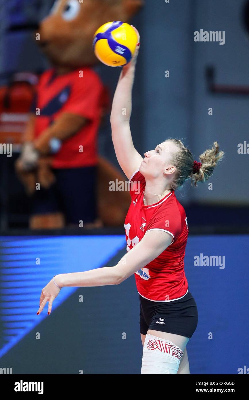 ZADAR, CROATIE - AOÛT 24 : Laura Kunzler de Suisse sert pendant le match CEV EuroVolley 2021 Pool C entre la Suisse et la Slovaquie à la salle Kresimir Cosic à Visnjik Sports Center on 24 août 2021 à Zadar, Croatie. Photo: Luka Stanzl/PIXSELL Banque D'Images