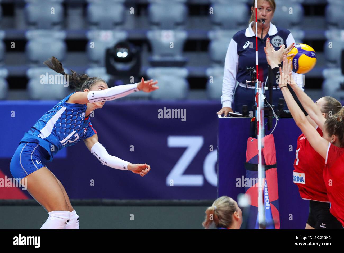 ZADAR, CROATIE - AOÛT 24: Nikola Radosova de Slovaquie pointes pendant le match de la CEV EuroVolley 2021 Pool C entre la Suisse et la Slovaquie à la salle Kresimir Cosic à Visnjik Sports Center on 24 août 2021 à Zadar, Croatie. Photo: Luka Stanzl/PIXSELL Banque D'Images