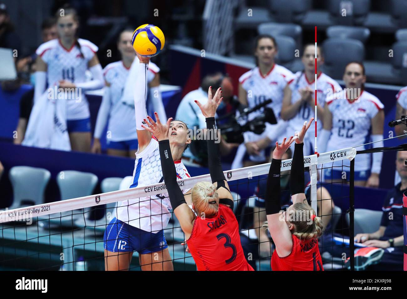 ZADAR, CROATIE - AOÛT 26: Nikola Radosova de Slovaquie pointes pendant le match de la CEV EuroVolley 2021 Pool C entre la Slovaquie et le Bélarus à la salle Kresimir Cosic à Visnjik Sports Center on 26 août 2021 à Zadar, Croatie. Photo: Luka Stanzl/PIXSELL Banque D'Images