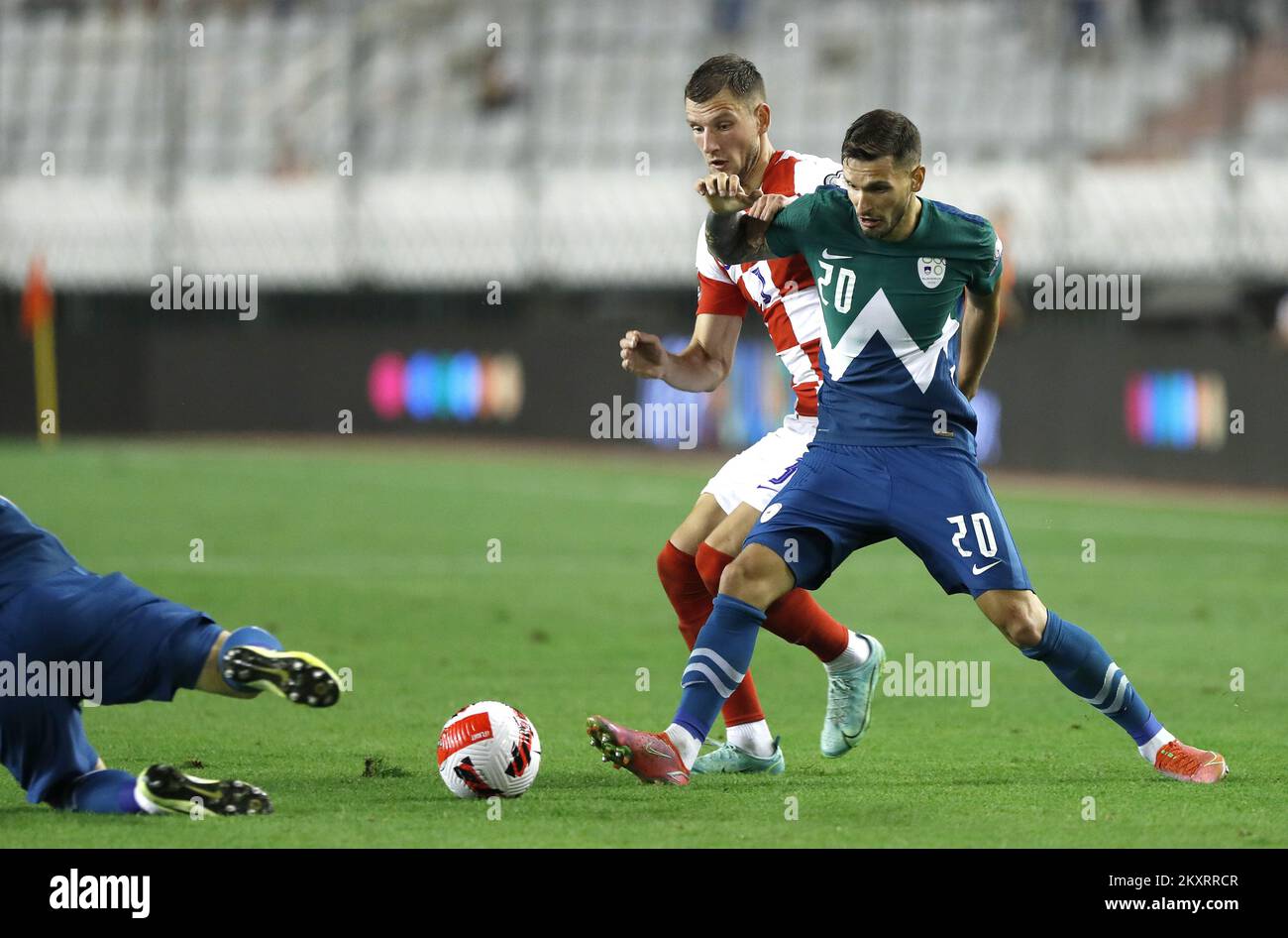 Petar Stojanovic, de Slovenija, et Borna Barisic, de Croatie, se battent  pour le bal lors du match de qualification de la coupe du monde de la FIFA  2022 entre la Croatie et