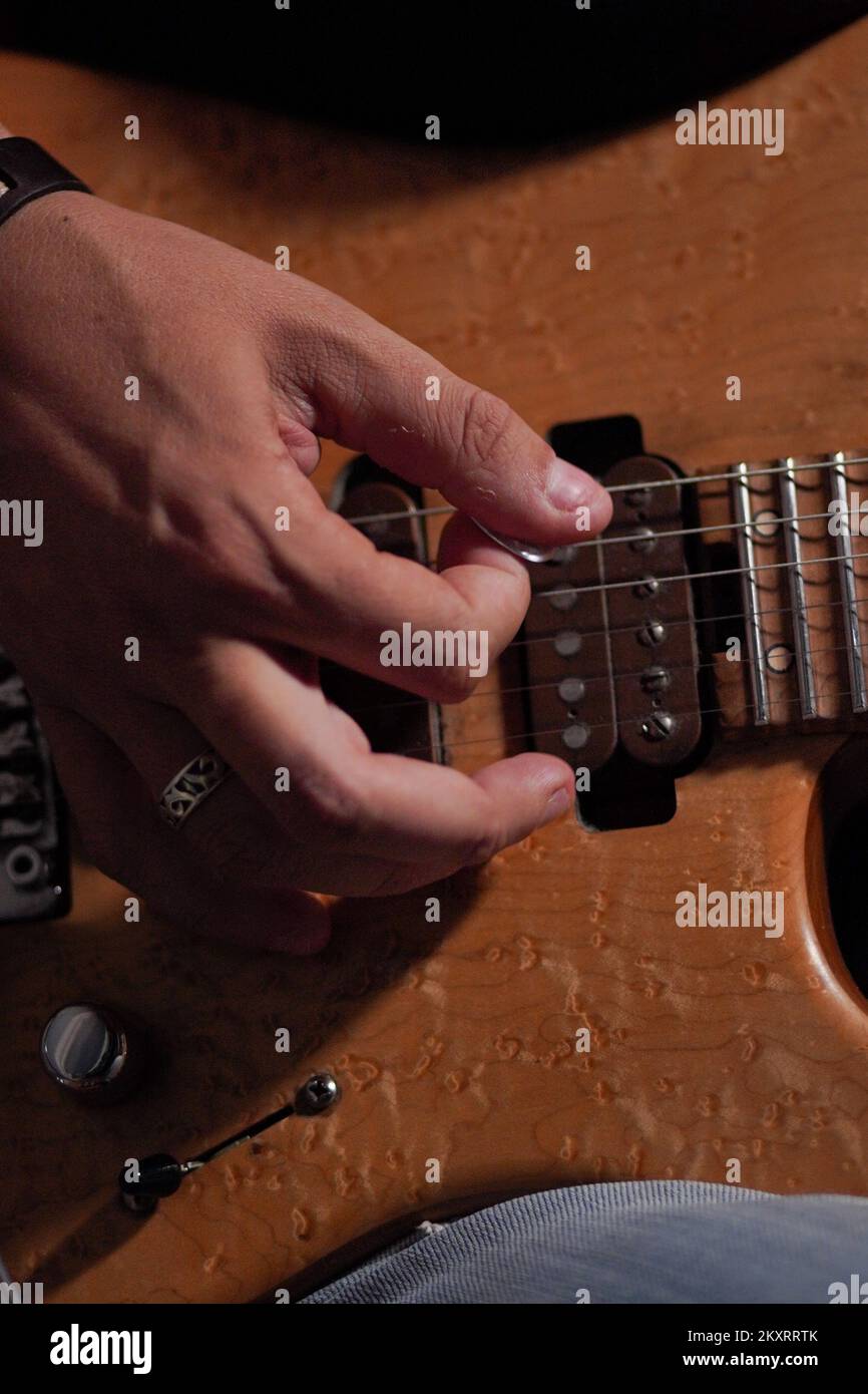 Le meilleur guitariste au monde Igor Paspalj joue de la guitare dans un  studio à Banja Luka, Bosnie-Herzégovine sur 9 septembre 2021. Igor Paspalj  a été nommé le meilleur guitariste au monde