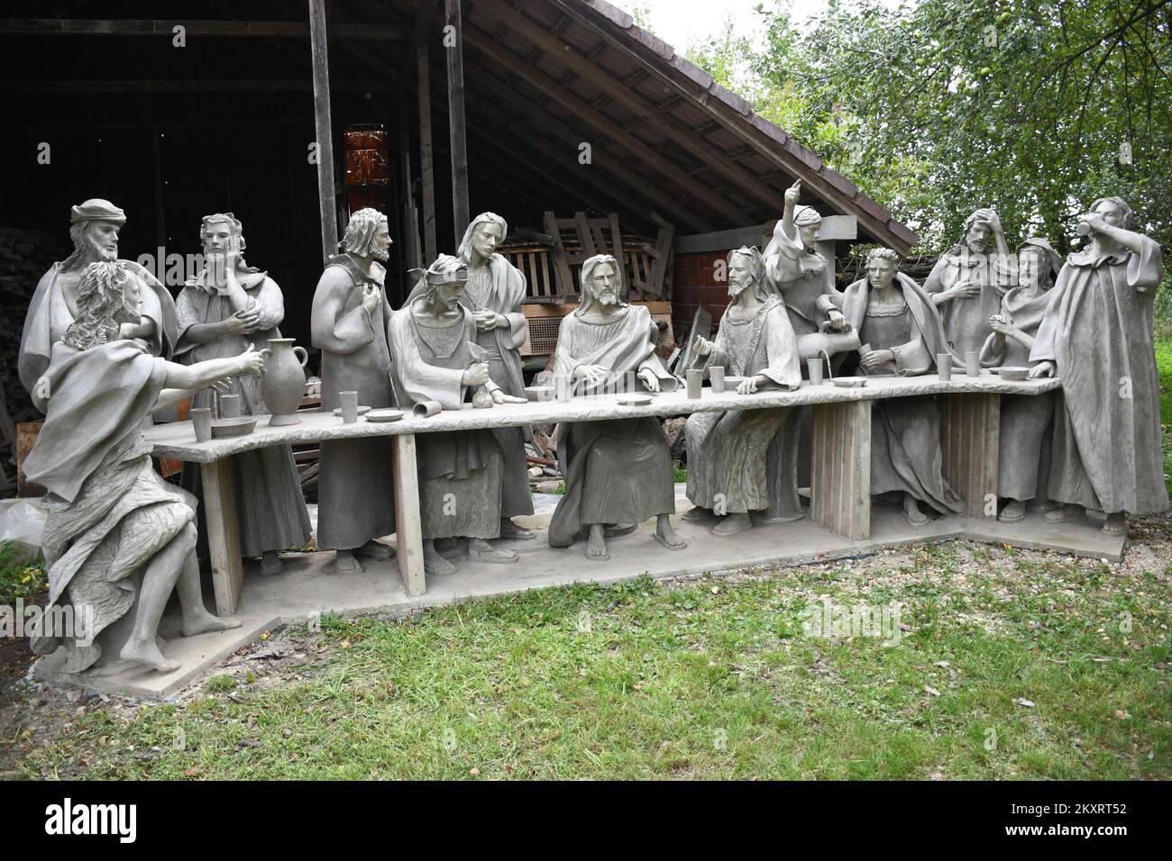 Le constructeur par la profession Petar Kolaric a créé un miracle artistique mondial. Il a fait le dernier souper en béton, avec Jésus et les 12 apôtres un peu plus grand que la taille de la vie (188 à 200 cm), et l'ensemble de l'œuvre d'art pèse environ 4,2 tonnes. Photo à Zdala, Croatie, le 23. Août 2021. Photo:Damir Spehar/PIXSELL Banque D'Images