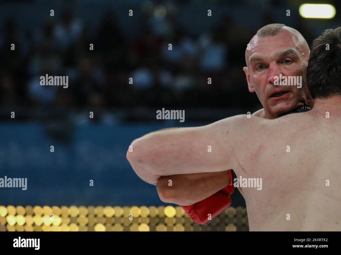 Croate Zeljko Mavrovic (L) en action contre le géorgien Ramazi Gogichashvili pendant les combats de l'événement de boxe 'bataille des Giants' au stade Woerthersee à Klagenfurt, Autriche sur 10 septembre 2021. Zeljko Mavrovic revient après 23 ans. Photo: Jurica Galoic/PIXSELL Banque D'Images