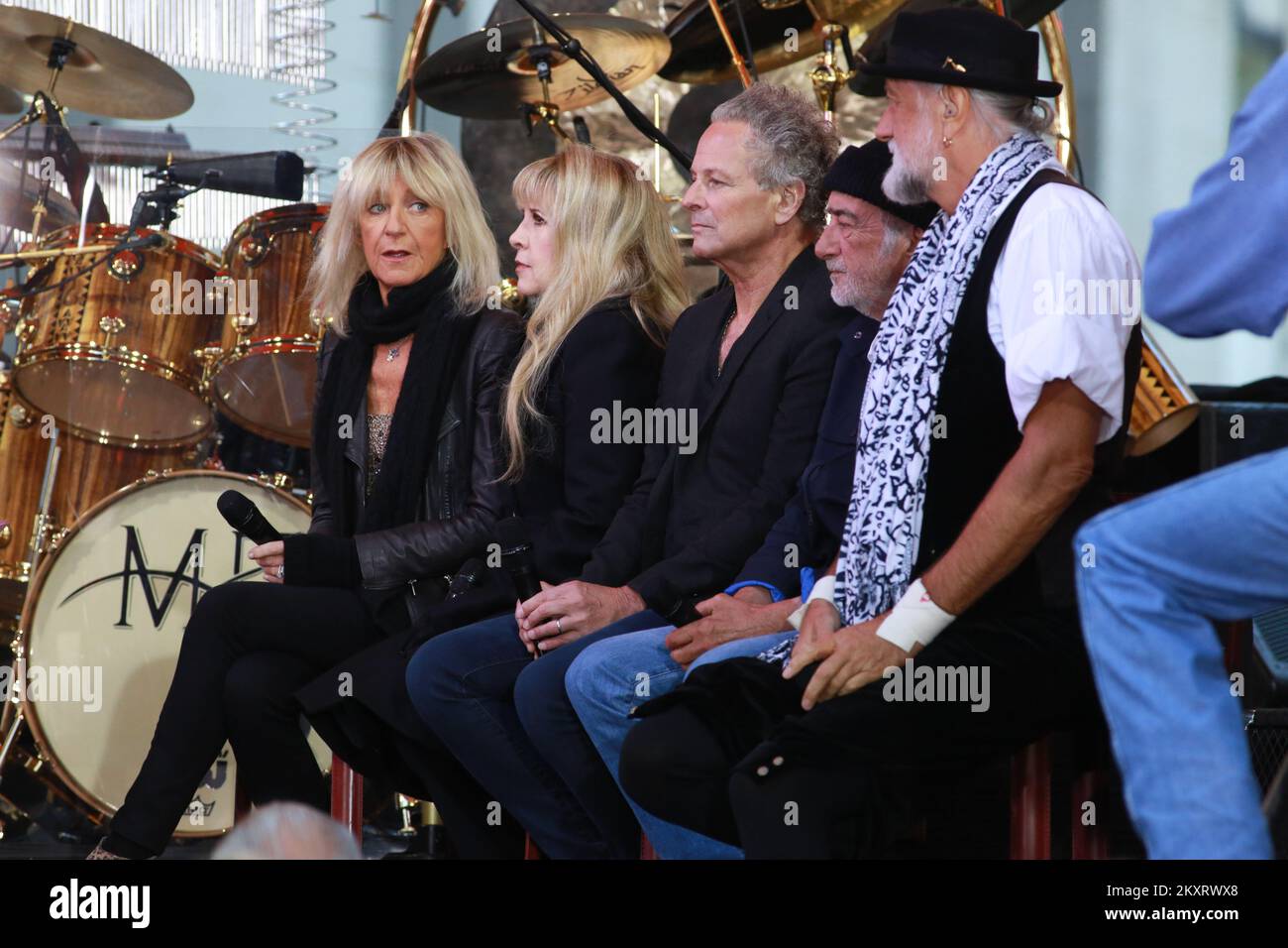 Christine McVie, Stevie Nicks, John McVie, Lindsay Buckingham et Mick Fleetwood de Fleetwood Mac se présentent à l'émission « aujourd'hui » de NBC au Rockefeller Pla Banque D'Images