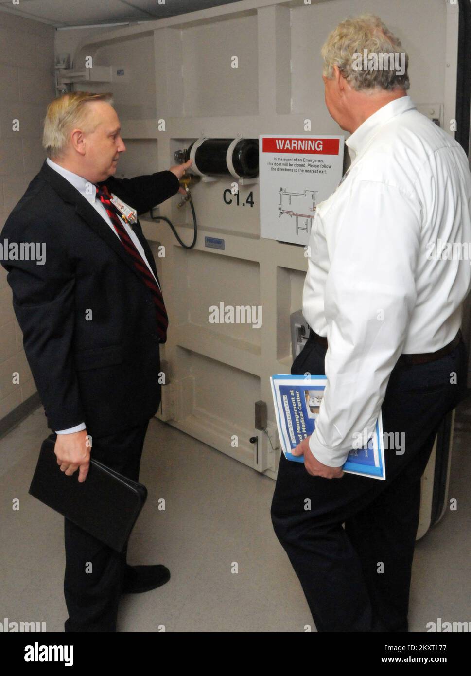 Plans d'urgence et inondations de sécurité - Houston, Texas, 28 juin 2012 Bert Gumeringer, Dir. Des installations/opérations et sécurité au Texas Children's Hospital, montrer FEMA Dep. Administrateur Rich Serino les opérations d'une "porte sous-marine. ' La porte est l'une des nombreuses conçues pour arrêter les inondations dans le système de tunnel sous le Texas Medical Center. .. Photographies relatives aux programmes, aux activités et aux fonctionnaires de gestion des catastrophes et des situations d'urgence Banque D'Images